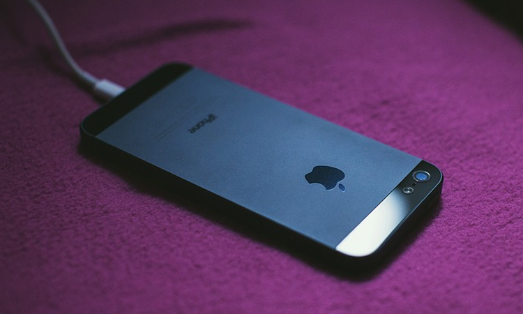 10 Things to Avoid Doing While Charging Your Smartphone